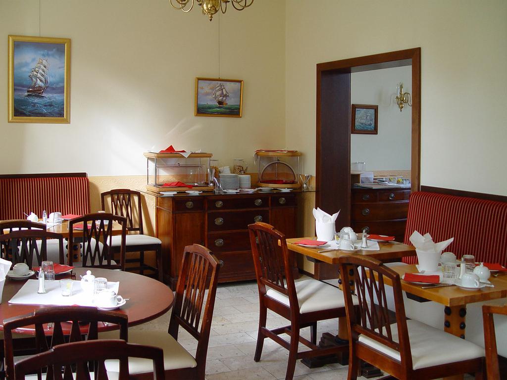 Hotel Altes Hafenhaus Росток Екстериор снимка