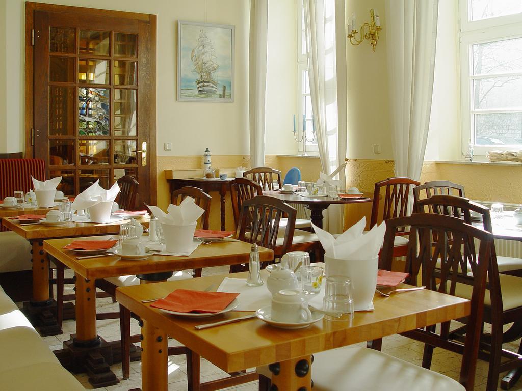 Hotel Altes Hafenhaus Росток Екстериор снимка